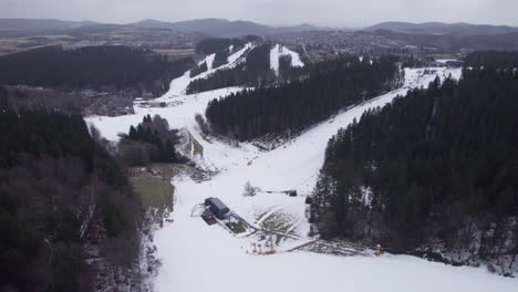 muy pocas personas esquiando en la pendiente en winterberg debido al mal tiempo