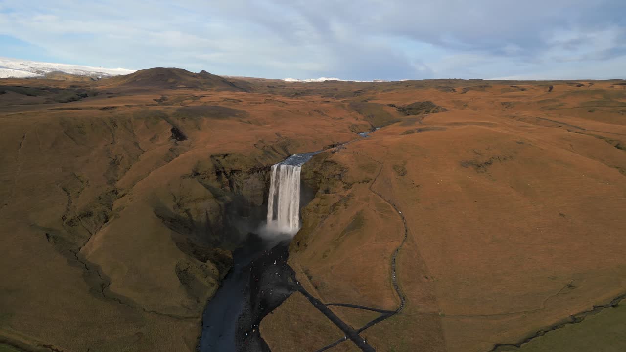 skogafoss agua en invierno toma aérea amplia extrema