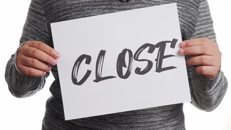 "close"라는 메시지와 함께 표지판을 들고 있는 사람