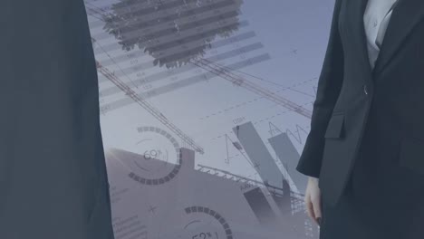 animación del procesamiento de datos sobre el sitio de construcción y hombres de negocios caucásicos estrechando la mano