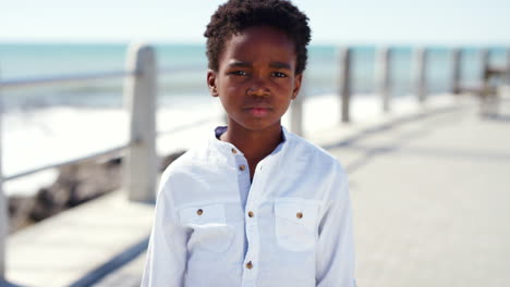 Cara-De-Niño,-Enojado-Y-Molesto-Al-Aire-Libre-En-La-Playa