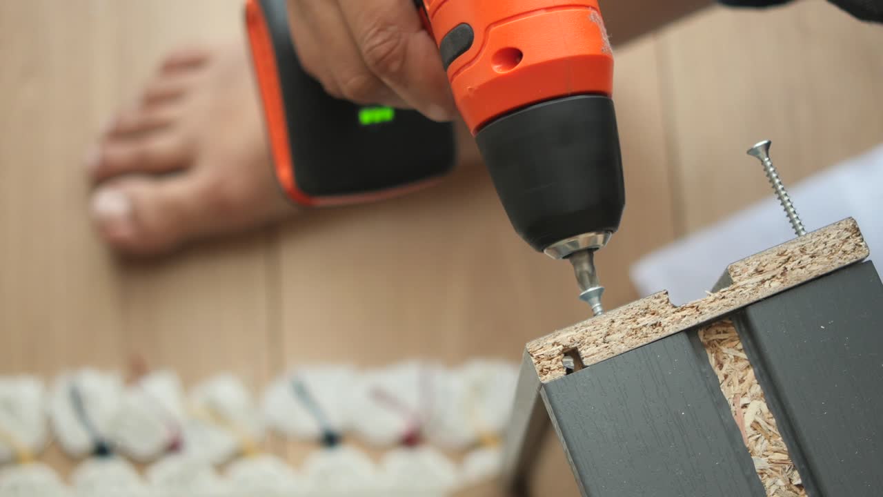 드릴로 가구를 조립하는 것