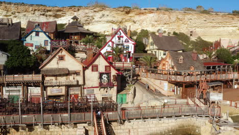 volando hacia el pueblo del parque temático de popeye en anchor bay, malta