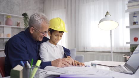 el padre ingeniero trabaja en casa con su hijo.