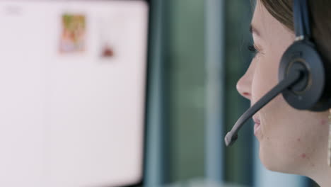 una mujer joven usando un auricular