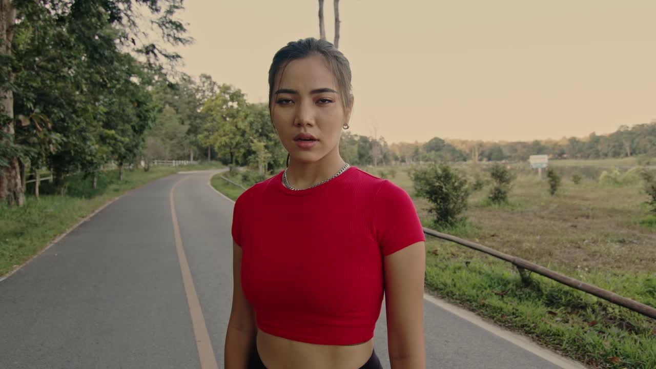 mujer en un camino de campo