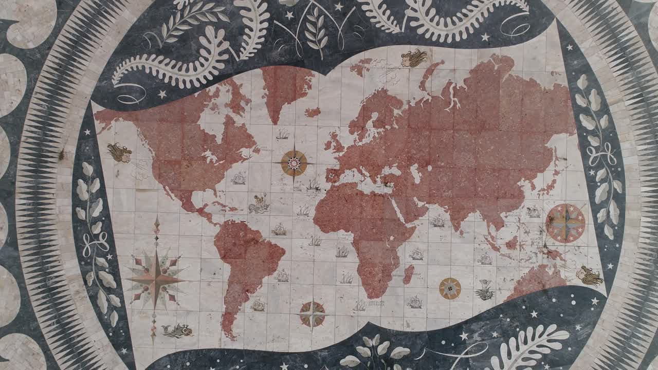 vista superior del monumento padrao dos descubrimientos y mapa mundial de los descubrimientos