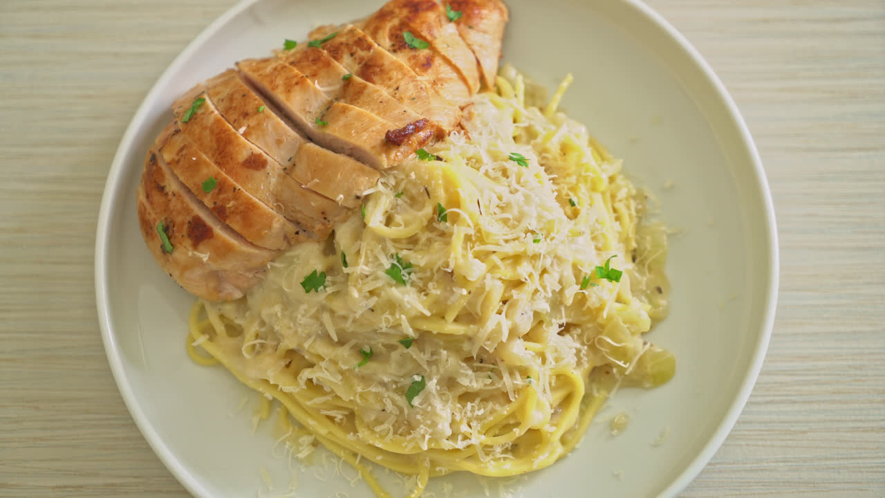 домашние спагетти в белом сливочном соусе с курицей гриль