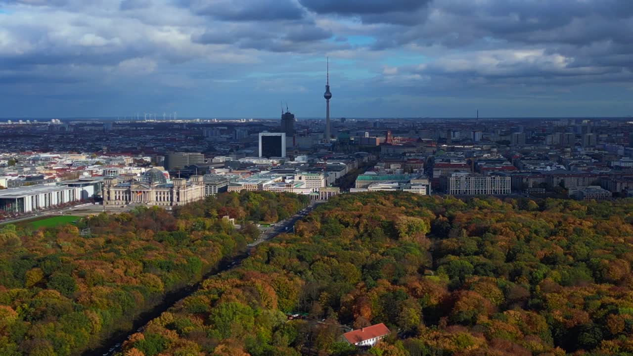 Berlins bybillede fra Tiergarten park til Rigsdagen, Brandenburger Tor og Tv-tårnet. Spektakulær flyveoptagelse i statisk triopod-tilstand med drone.