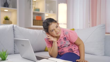 una niña con un problema de audición.