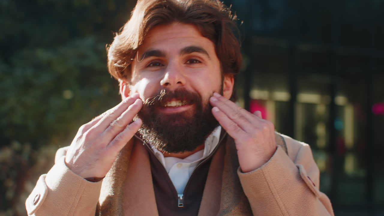 hombre indio mirando sorprendido a la cámara conmocionado por la victoria repentina buenas noticias de victoria wow en la calle de la ciudad