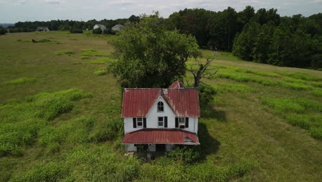 Casa-Abandonada-En-Campo-De-Hierba