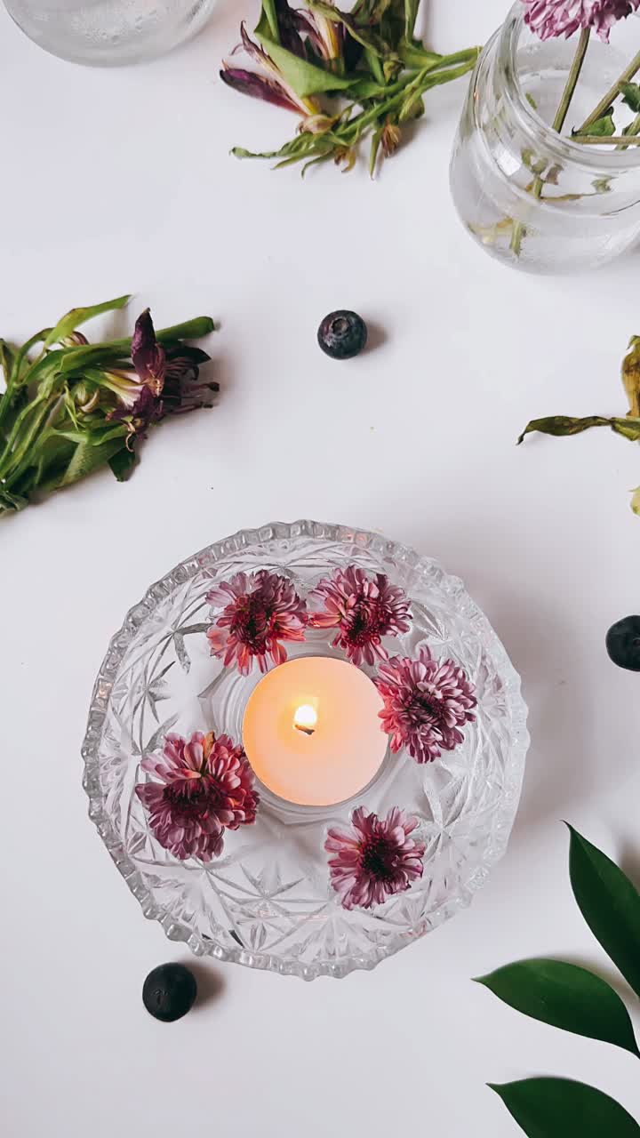 elegante arreglo de velas con flores secas