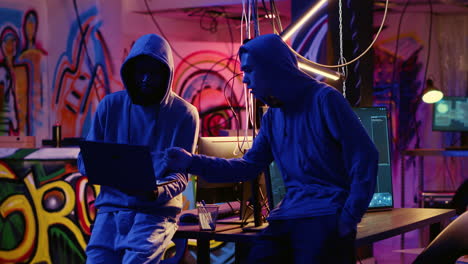 script kiddie ayudado por un hacker