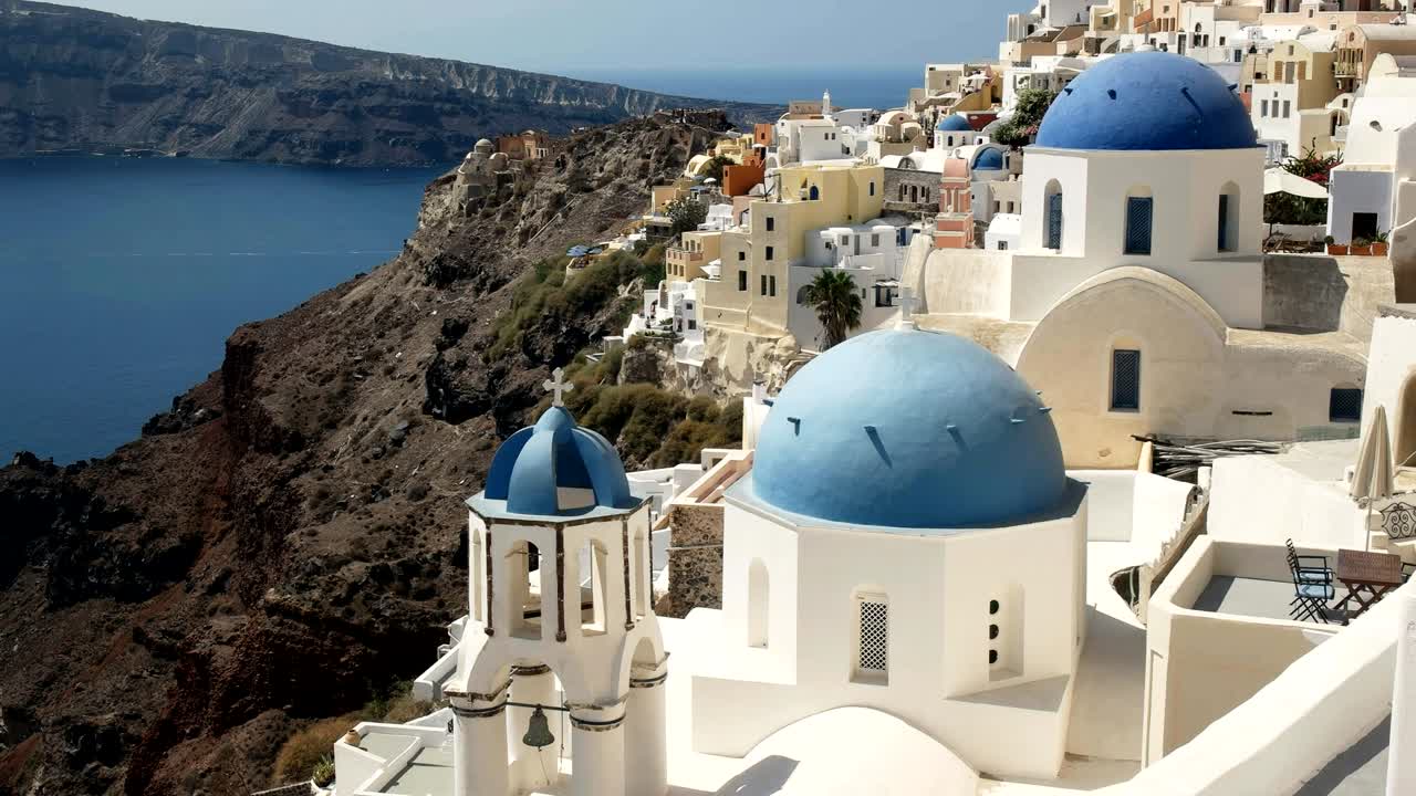 hacer zoom en tres cúpulas azules de la iglesia en oia, santorini