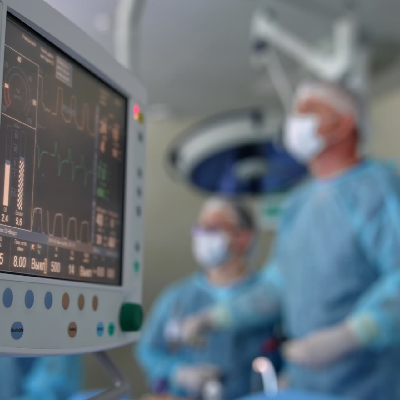Monitor in un reparto di terapia intensiva. Battito cardiaco di un paziente sullo schermo dei computer durante un intervento in ospedale. Concetto di assistenza sanitaria