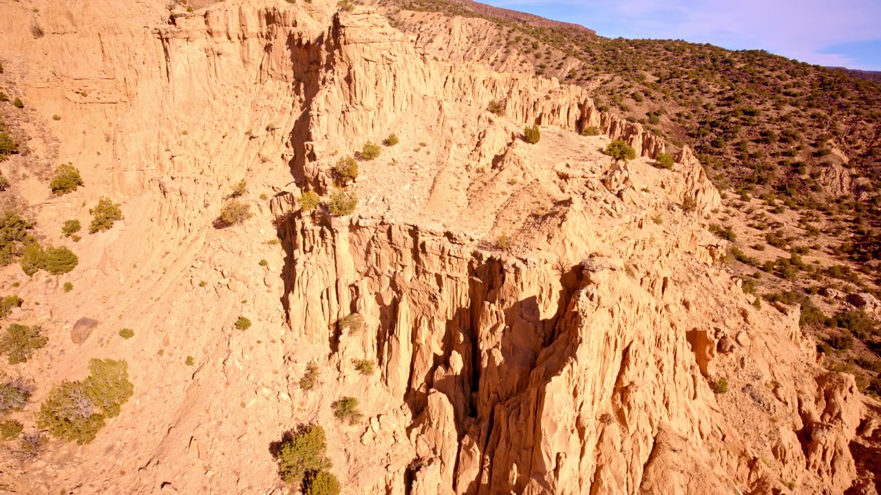 Ripresa cinematografica con drone di scogliere rocciose frastagliate di roccia rossa nel Nuovo Messico