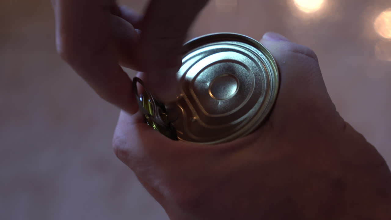 금속 캔을 열면 육즙이 쏟아집니다