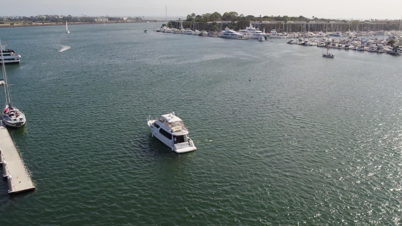 Ripresa con drone di uno yacht che attracca in porto
