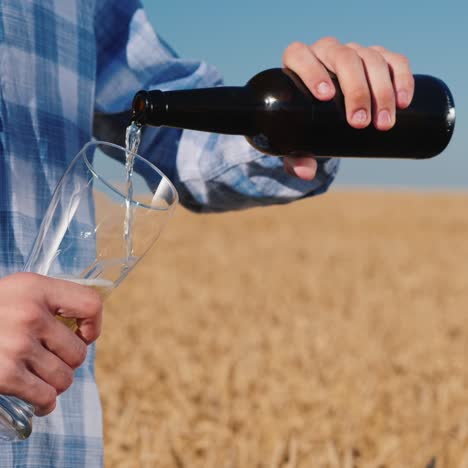 Ein-Mann-Gießt-Bier-Aus-Einer-Flasche-In-Ein-Glas-2