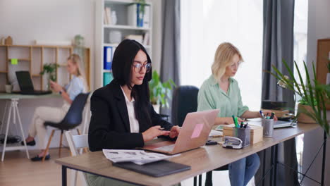 Büroangestellte,-Die-Engagiert-Und-Auf-Ihre-Aufgaben-Konzentriert-Sind