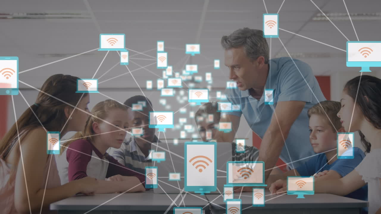 animación de una red de iconos digitales sobre un maestro y estudiantes caucásicos que usan computadora