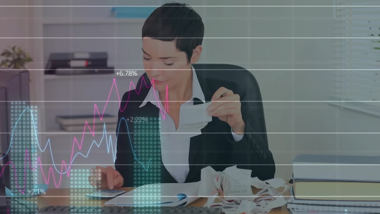 사무실에 있는 백인 사업가 여성에 대한 금융 데이터 처리의 애니메이션