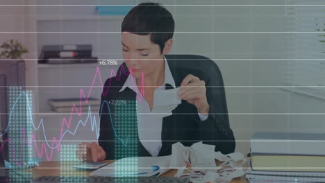 animación del procesamiento de datos financieros sobre una mujer de negocios caucásica en el cargo