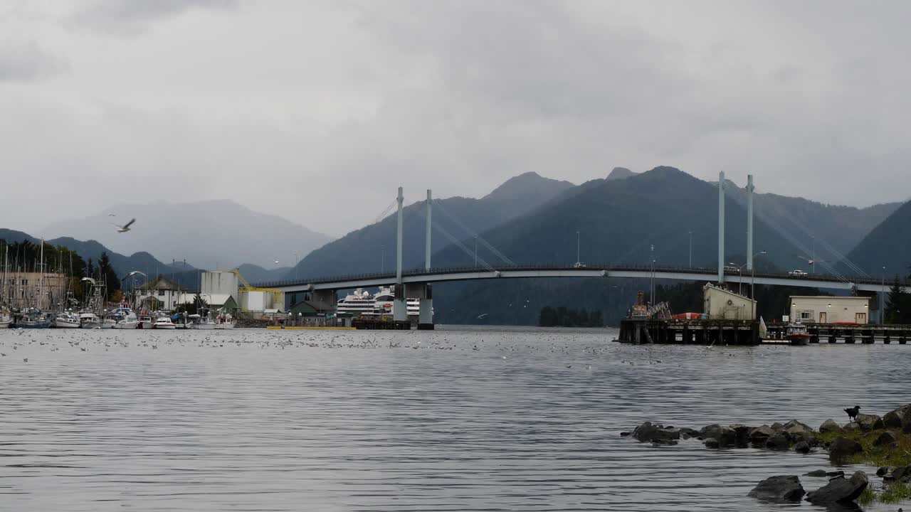 el puente john o'connell en sitka, el canal de sitka y el puerto de anb, alaska, estados unidos de américa