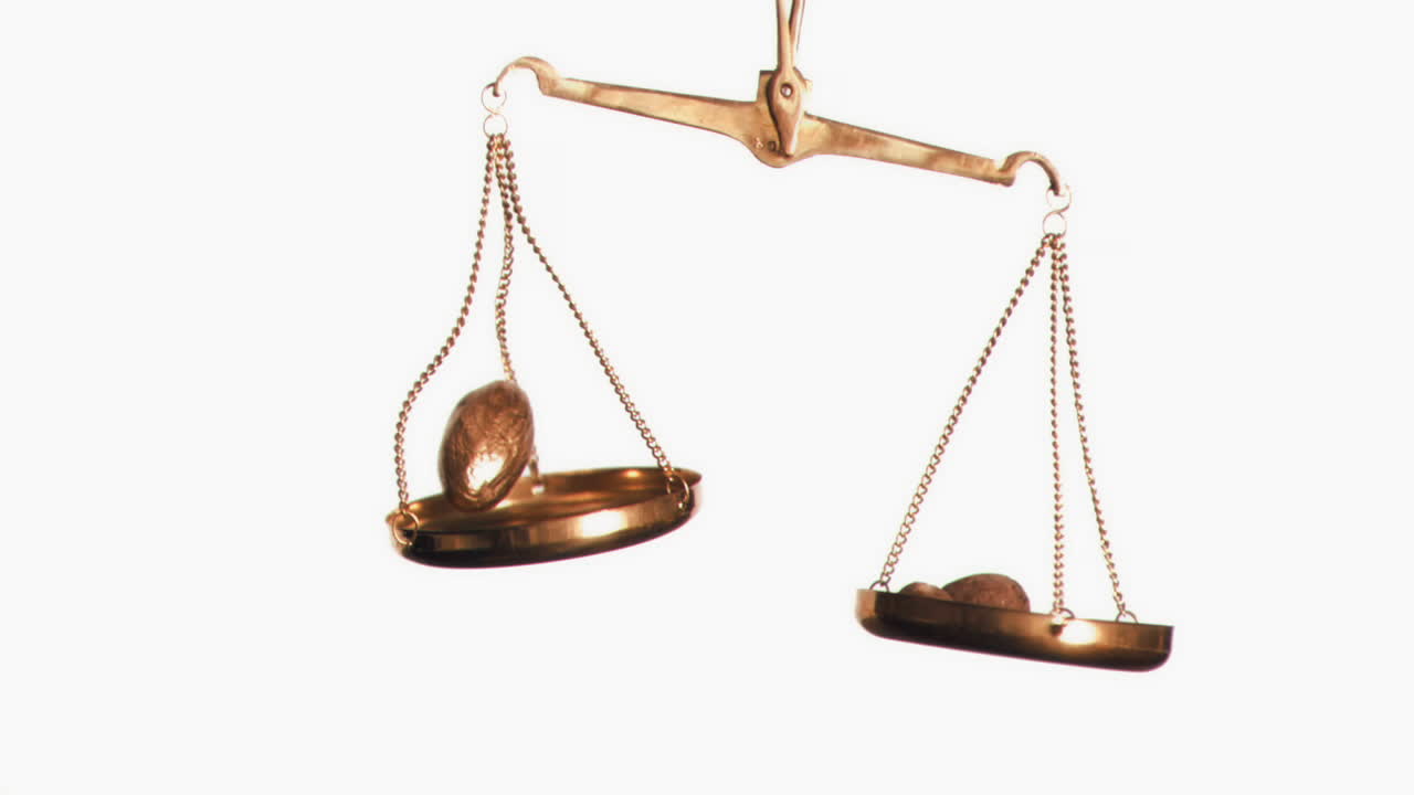 cáscara de nuez dorada añadida en un movimiento súper lento en una escala