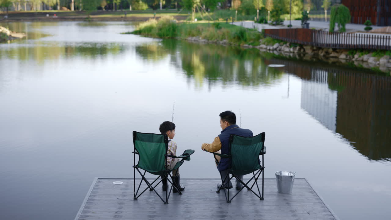 아버지와 아들이 호수에서 시를 하고 있다