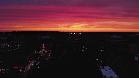 Cars-passing-through-Stamford,-Connecticut-during-radiant-sunset