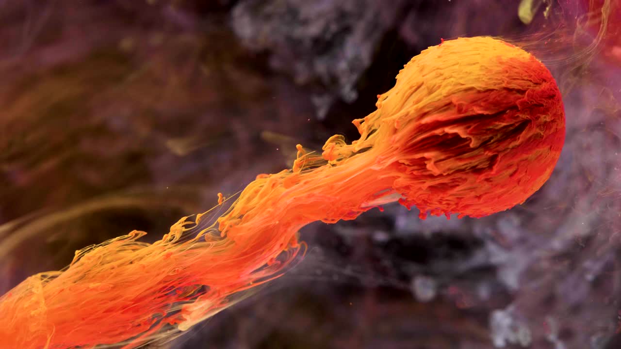 la pintura de tinta multicolor fluye lentamente de la pelota