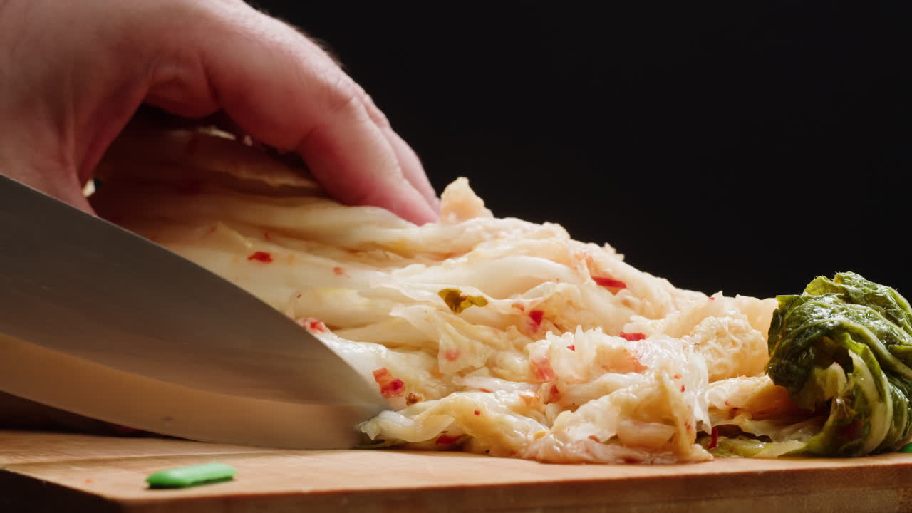 유리 항아리에 채소를 보존하는 캔에서 발효 된 매운 고추 김치의 질의 클로즈업. 향신료와 함께 발효 보존 된 김치 고추 매크로. 아시아 요리. 고품질 4k 영상