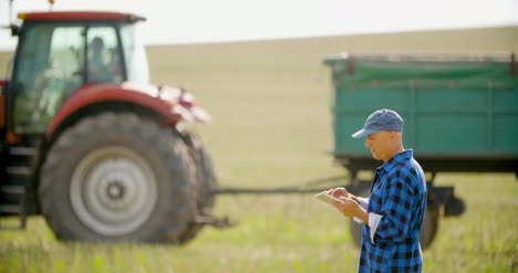 agricultor usando tableta digital agricultura 40