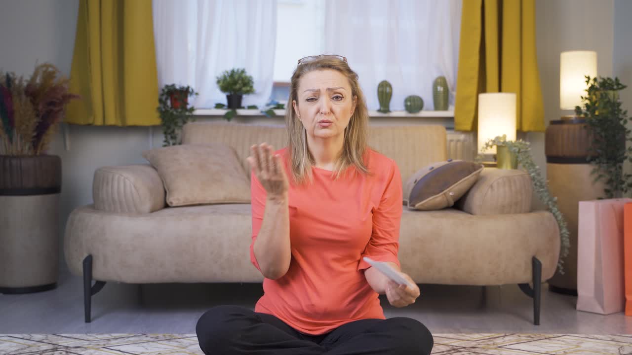 화가 난 여자, 큰  ⁇ 수염.