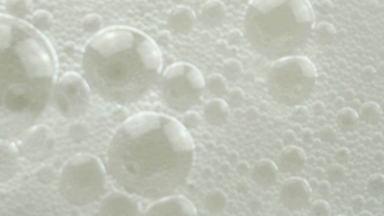 흐린 레모네이드를 위에서 아래로 닫고 얼음이 든 유리잔에 붓는다