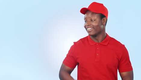 feliz, señalando y hombre negro en el estudio