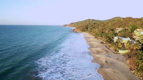 Un-Dron-Ve-El-Tramo-Norte-De-La-Playa-De-Sayulita-Del-Océano-Pacífico-En-México