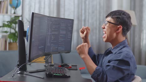 programador feliz celebrando un éxito de codificación