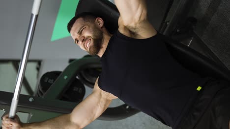 Hombres-Trabajando-En-Press-De-Banca-Con-Barra-En-El-Gimnasio.