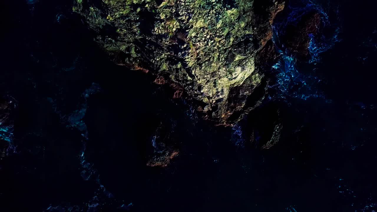 vista aérea del acantilado rocoso y las espumosas olas del océano al atardecer en big sur california
