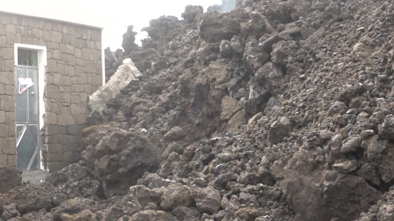 la lava fluye desde el volcán cabo verde y consume edificios en la isla de cabo verde frente a la costa de áfrica.