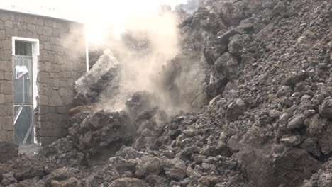 la lava fluye desde el volcán cabo verde y consume edificios en la isla de cabo verde frente a la costa de áfrica.
