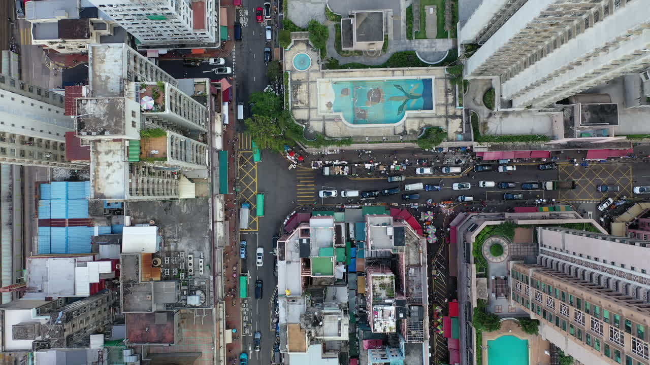 vista estática del tráfico diurno y los tejados de los edificios en hong kong