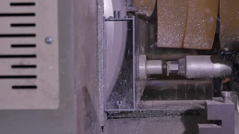 proceso de corte de piezas metálicas y plásticas en una instalación de fabricación