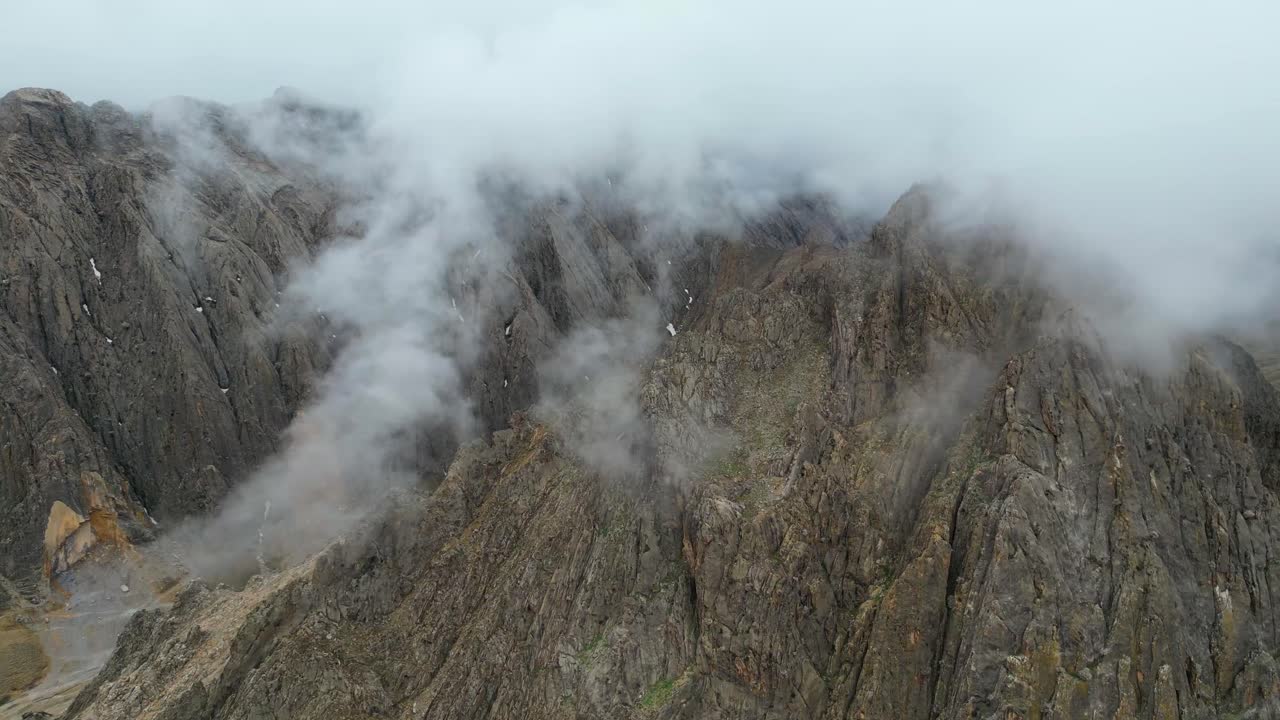 impresionante vista aérea de las hermosas montañas de afganistán, mostrando su esplendor natural y entorno tranquilo, naturaleza de montaña, naturaleza pacífica