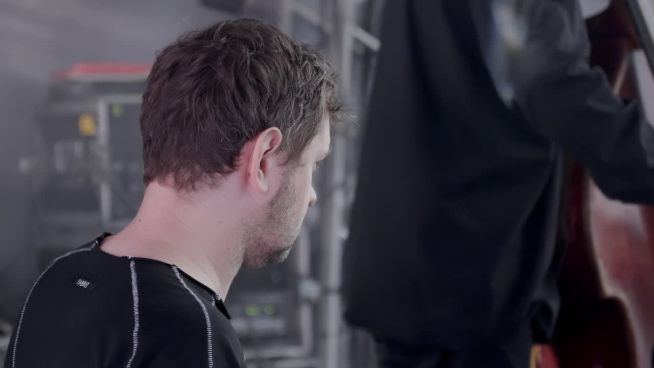 музыкант за кулисами