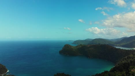 Imágenes-Aéreas-De-La-Costa-Con-Playas-Y-Montañas-Como-Telón-De-Fondo