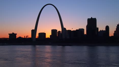 the st louis arch in twilight light 1